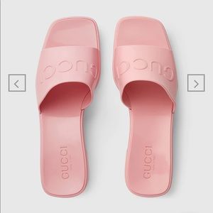GUCCI Women’s rubber slide sandal in Wild Rose size 36